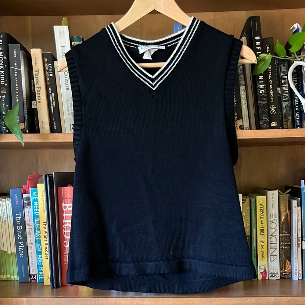VINTAGE. Y2K black & white sweater vest.